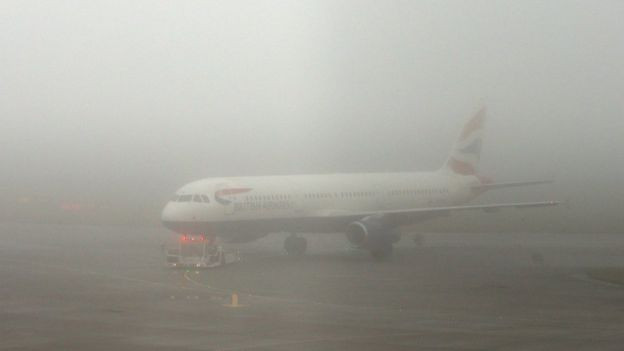 Sương mù dày đặc khiến hàng loạt các chuyến bay ở Anh bị hoãn ảnh 1