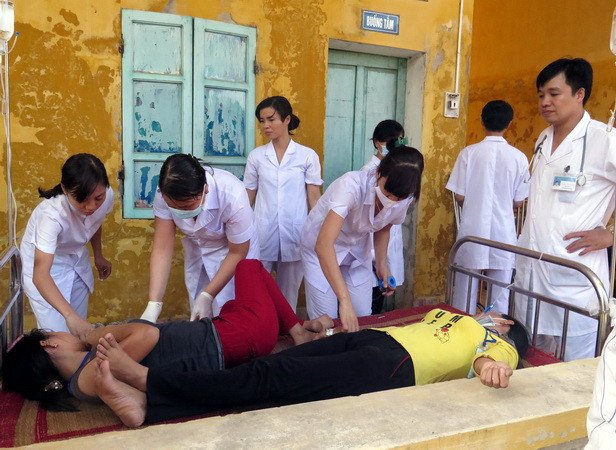 Vụ ngộ độc ở Nam Định: Yêu cầu công ty tạm dừng cung cấp suất ăn ảnh 1