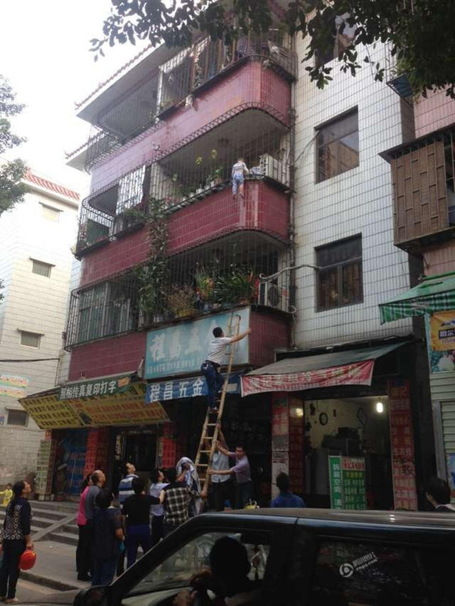 Thót tim trước màn giải cứu cậu bé 3 tuổi lơ lửng ngoài ban công ảnh 2