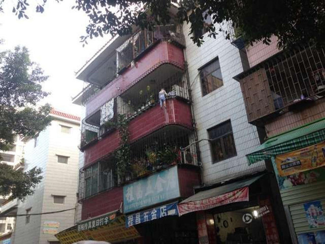 Thót tim trước màn giải cứu cậu bé 3 tuổi lơ lửng ngoài ban công ảnh 1