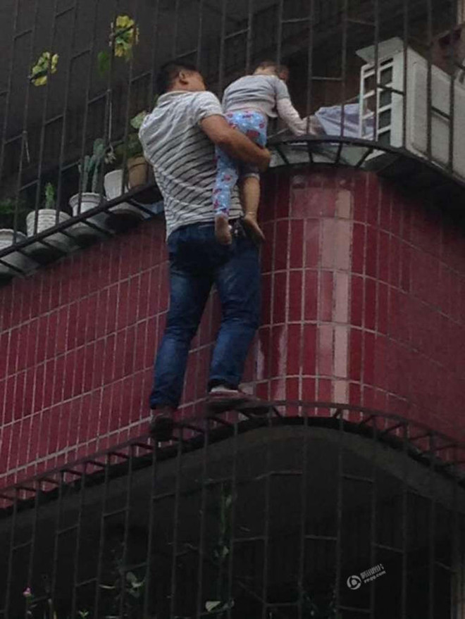 Thót tim trước màn giải cứu cậu bé 3 tuổi lơ lửng ngoài ban công ảnh 4