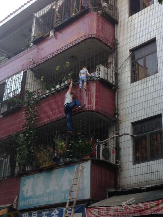Thót tim trước màn giải cứu cậu bé 3 tuổi lơ lửng ngoài ban công ảnh 3