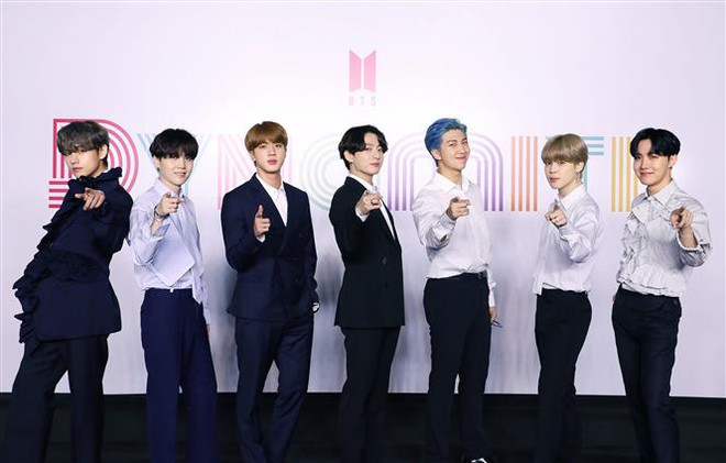 Các thành viên nhóm nhạc Hàn Quốc BTS trong cuộc họp báo trực tuyến ra mắt đĩa đơn Dynamite tại Seoul, Hàn Quốc, ngày 21/8/2020. (Nguồn: Yonhap/TTXVN) “Dynamite” của BTS có thể mang lại hơn 1,4 tỷ USD cho kinh tế Hàn Quốc ảnh 1