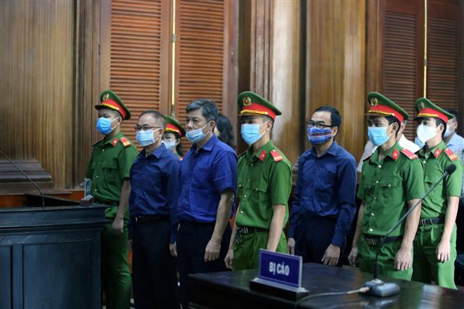 Nguyên Phó Chủ tịch UBND TP.HCM Nguyễn Thành Tài và đồng phạm hầu tòa ảnh 2
