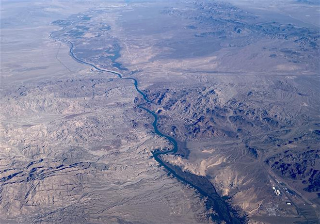 Tình trạng nóng lên toàn cầu thu hẹp lưu lượng sông Colorado (Mỹ). (Nguồn: AFP/TTXVN) Tránh một cuộc chiến tranh lạnh và một hành tinh nóng ảnh 2