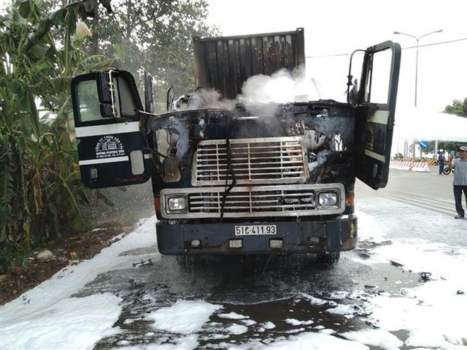 Bình Phước: Đầu xe container bất ngờ bốc cháy khi đang lưu thông ảnh 1