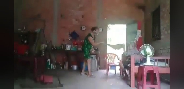 Long An: Người ngược đãi cụ bà gây bức xúc dư luận là con gái ruột ảnh 1