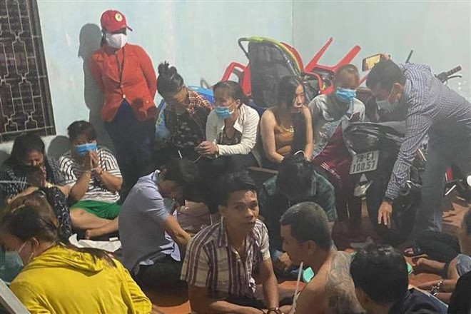 Triệt phá sòng bạc quy mô lớn, thu giữ hàng trăm triệu đồng ảnh 1