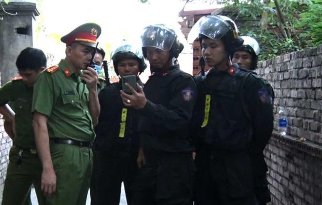 Vây bắt đối tượng bạo hành con gái lẩn trốn trên phố Tôn Đức Thắng ảnh 1