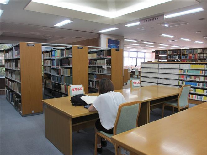 Sinh viên đang học trong thư viện tại Đại học công lập tỉnh Nagasaki. (Ảnh: Đào Thanh Tùng/TTXVN) Nagasaki tăng cường cạnh tranh để thu hút du học sinh Việt Nam ảnh 1