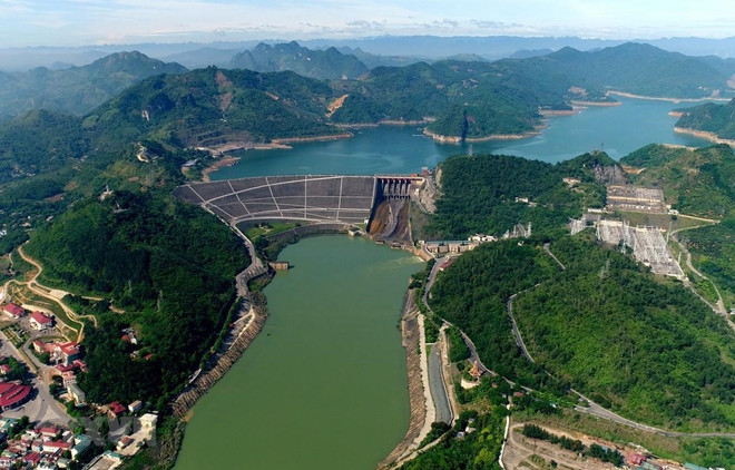 Ngày 30/9, Nhà máy thủy điện Hòa Bình mở một cửa đáy xả lũ ảnh 1