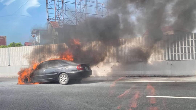 Bốn người thoát chết trong vụ xe Camry bốc cháy dữ dội ở Hà Nội ảnh 1