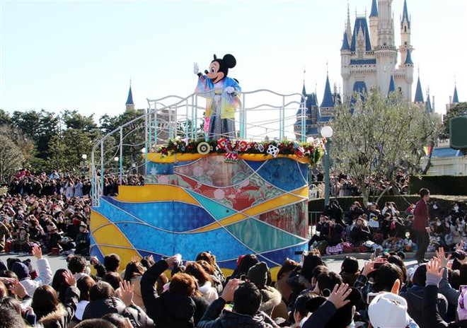 Công viên giải trí vẫn đóng cửa, Disney cắt 28.000 việc làm ảnh 1