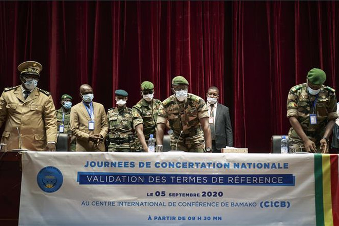 Phó Chủ tịch Ủy ban Quốc gia bảo vệ người dân (CNSP) tự xưng sau binh biến ở Mali, Tướng Malick Diaw (giữa) cùng các quan chức quân sự cấp cao tại cuộc họp về việc thành lập chính phủ chuyển tiếp của Mali ở Bamako ngày 5/9/2020. (Nguồn: AFP/TTXVN) Mali: Phe đảo chính muốn một chính phủ chuyển tiếp trong hai năm ảnh 1