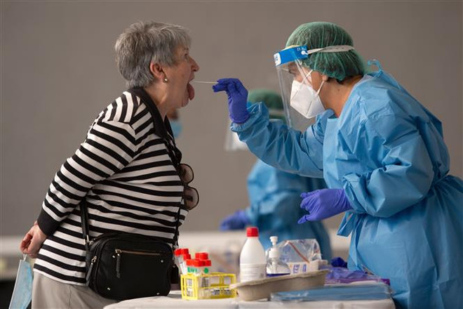 Nhân viên y tế lấy mẫu xét nghiệm COVID-19 tại Basque, Tây Ban Nha, ngày 15/8/2020. (Nguồn: AFP/TTXVN) Dịch COVID-19: Cảnh báo diễn biến đáng lo ngại ở 7 nước EU ảnh 1