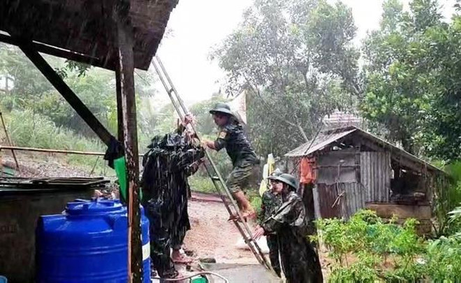 Lực lượng Bộ đội Biên phòng Quảng Bình khẩn trương hỗ trợ bà con vùng biên giới phòng chống bão số 5. (Ảnh: Võ Dung/TTXVN) Kinh nghiệm và giải pháp ứng phó thiên tai từ cơn bão số 5 ảnh 2