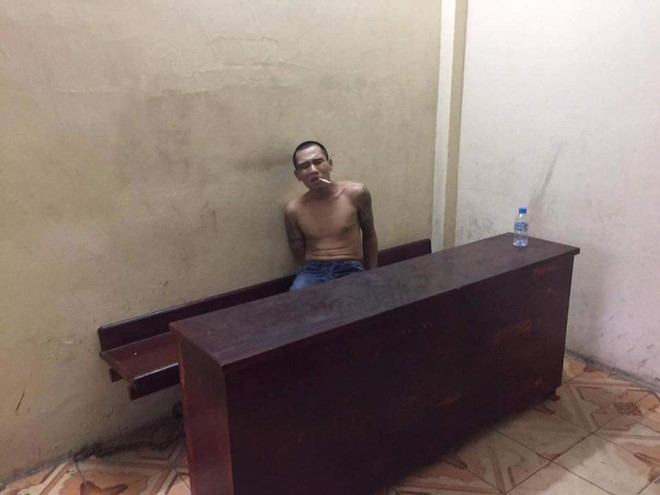 Bị dừng xe vì không đội mũ bảo hiểm, đối tượng ôm ma túy bỏ chạy ảnh 1