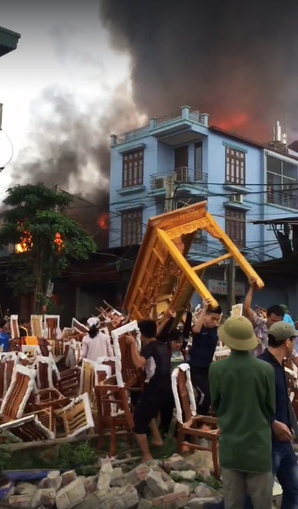 Hà Nội: Tình làng nghĩa xóm trong vụ cháy xưởng gỗ tại Thạch Thất ảnh 2