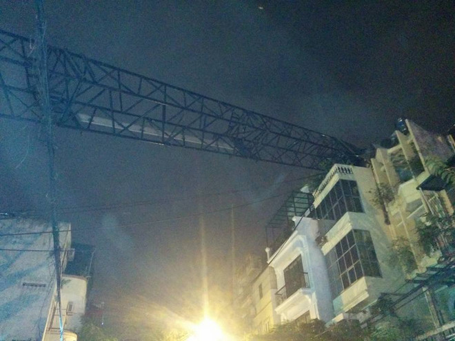 Hà Nội: Cần cẩu thi công đổ lên nóc nhà dân trên đường Thụy Khuê ảnh 1