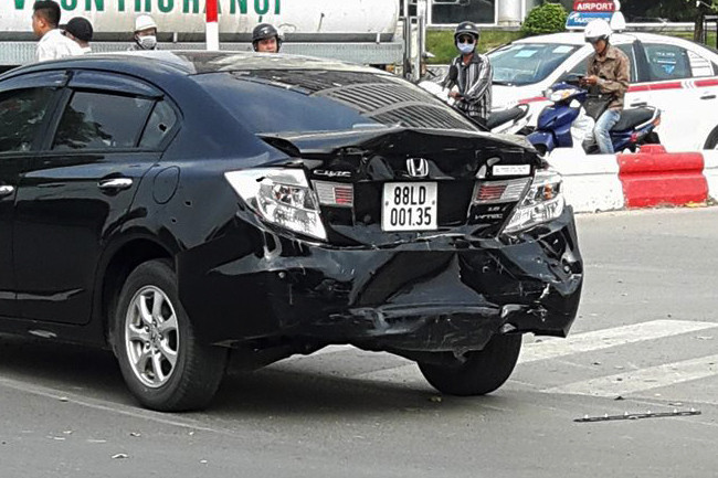 Hà Nội: Tai nạn liên hoàn do "xe hổ vồ” tông xe tải đang dừng đèn đỏ ảnh 3