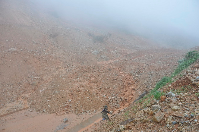 Mưa lớn gây sạt lở nghiêm trọng trên đường tránh đèo Măng Rơi ảnh 1