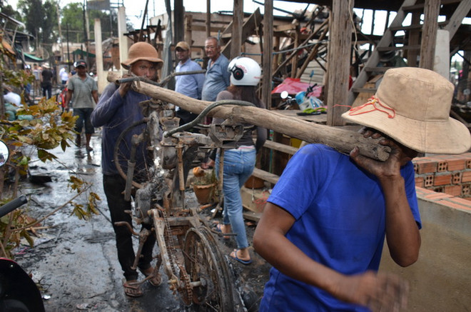 Chia sẻ khó khăn với kiều bào sau vụ hỏa hoạn ở thủ đô Phnom Penh ảnh 3