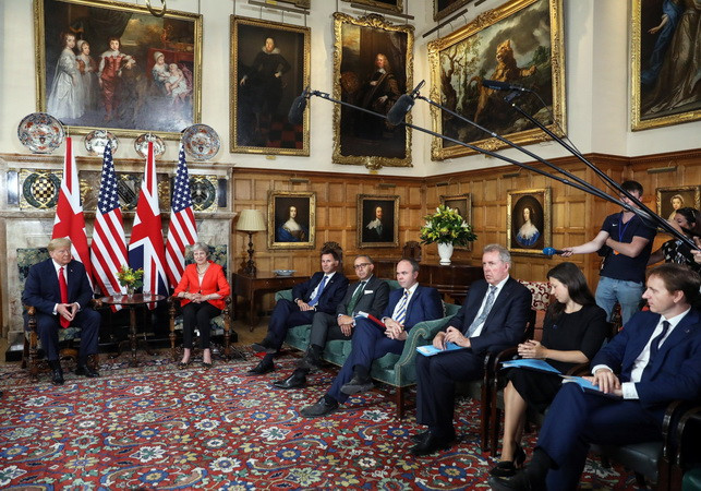 Tổng thống Donald Trump kết thúc chuyến thăm nhiều tranh cãi đến Anh ảnh 1