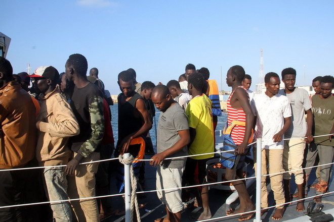 Khoảng 800 người di cư phá hàng rào biên giới để vào Tây Ban Nha ảnh 1