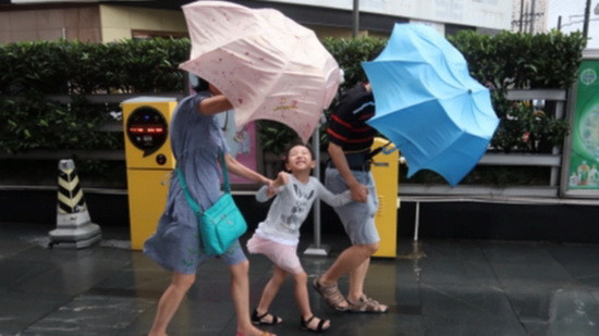 Trung Quốc: Thượng Hải sơ tán 190.000 người dân tránh bão Ampil ảnh 1