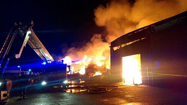 Anh: Cháy lớn tại một nhà kho chứa hàng ở phía Bắc London ảnh 1