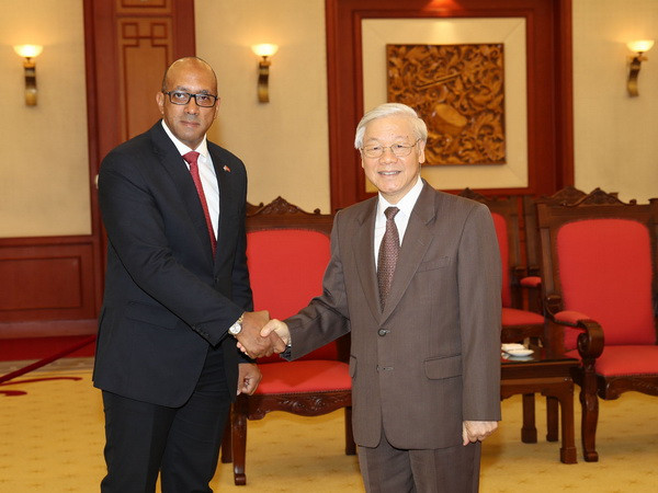 Trao Kỷ niệm chương tặng Đại sứ Cuba tại Việt Nam Lopez Diaz ảnh 1