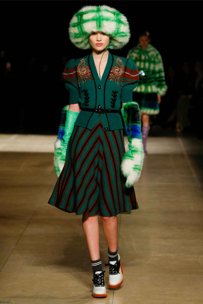 “Mad Hatter” – Chiếc mũ được săn đón nhất mùa Thu Đông 2017 ảnh 2