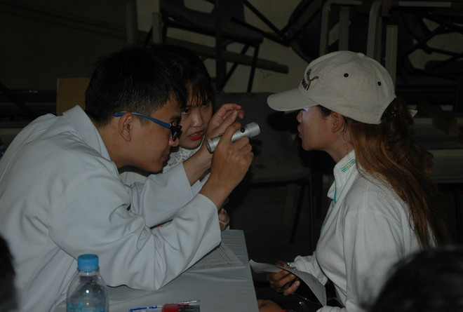 Bác sỹ tình nguyện Việt Nam-Campuchia khám bệnh cho người dân nghèo ảnh 1