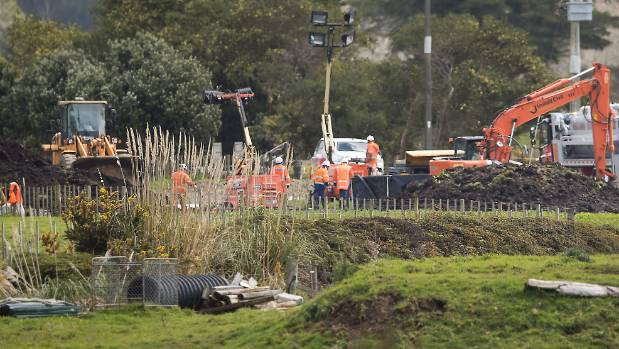 Nghị sỹ New Zealand được lệnh cấm bay sau khi đường ống lọc dầu bị vỡ ảnh 1