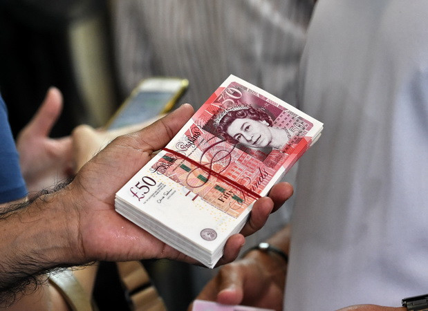 Anh: Thâm hụt ngân sách thấp nhất trong hơn 1 thập kỷ ảnh 1