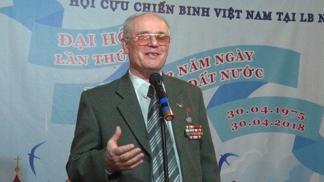 Chủ tịch Hội Cựu chiến binh Nga từng công tác tại Việt Nam, ông Nikolai Kolesnik phát biểu tại buổi lễ. (Ảnh: Dương Trí/TTXVN) Kỷ niệm 43 năm ngày thống nhất đất nước tại Chile và Nga ảnh 5