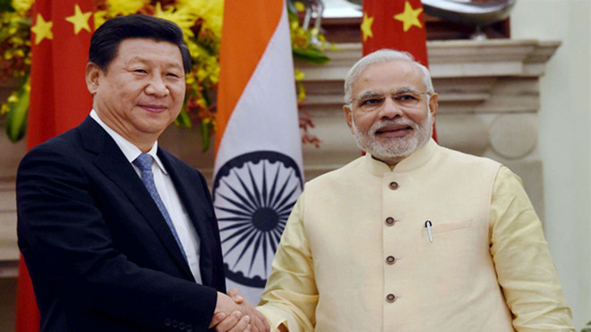 Chủ tịch Trung Quốc Tập Cận Bình (trái) và Thủ tướng Ấn Độ Narendra Modi. (Nguồn: PTI) Trung Quốc và Ấn Độ nhất trí tăng cường quan hệ song phương ảnh 1