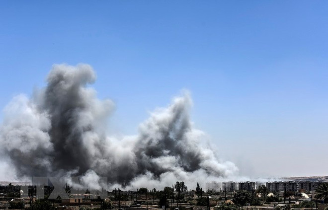 Khói bốc lên sau một cuộc không kích ở Syria. (Nguồn: AFP/TTXVN.) Iraq tiến hành cuộc không kích "chí tử" các mục tiêu IS tại Syria ảnh 1