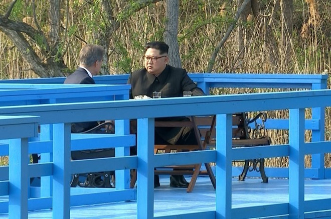 Tổng thống Hàn Quốc Moon Jae-in (trái) và nhà lãnh đạo Triều Tiên Kim Jong-un trong cuộc thảo luận trên một cây cầu gỗ tại làng đình chiến Panmunjom ngày 27/4. (Nguồn: Yonhap/TTXVN) Mỹ: Sau những lời hứa, Triều Tiên cần hành động thực sự ảnh 1
