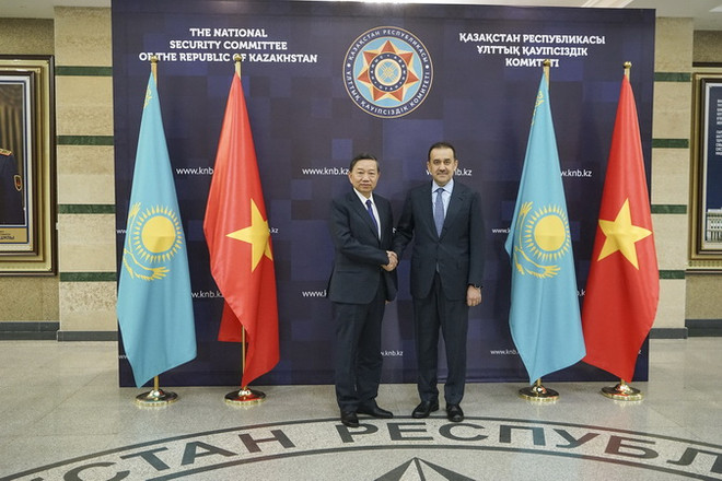 Bộ trưởng Tô Lâm và ông Karim Massimov, Chủ tịch Ủy ban An ninh Quốc gia Kazakhstan. (Ảnh: Quang Vinh/TTXVN) Bộ trưởng Bộ Công an Tô Lâm thăm và làm việc tại CH Kazakhstan ảnh 1