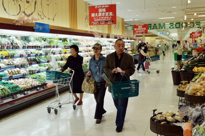 Người dân mua sắm tại một siêu thị ở Tokyo, Nhật Bản. (Nguồn: AFP/TTXVN) S&P nâng mức đánh giá triển vọng của nền kinh tế Nhật Bản ảnh 1
