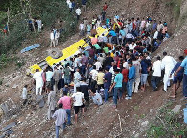 Xe buýt chở học sinh bị rơi xuống đèo, ít nhất 17 học sinh thiệt mạng ảnh 1