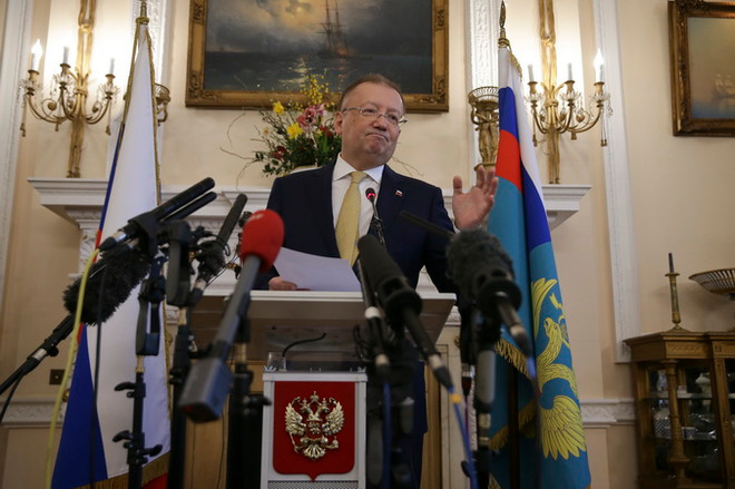 Đại sứ Nga tại Anh Alexander Yakovenko phát biểu tại cuộc họp báo ở London ngày 5/4. (Nguồn: AFP/TTXVN) Bị Anh cáo buộc đã theo dõi Skripal, Nga phản bác mạnh mẽ ảnh 1