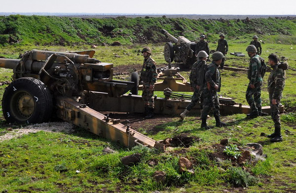 Quân đội Chính phủ Syria triển khai tại khu vực giữa thị trấn Talbiseh và Rastan, ngoại ô thành phố Homs ngày 1/3. (Nguồn: AFP/TTXVN) Bao vây Yarmouk, quân đội Syria tổng tấn công khắp các mặt trận ảnh 1