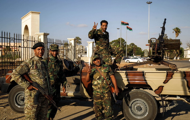 Binh sỹ thuộc lực lượng quân đội miền Đông trong chiến dịch chống phiến quân ở Benghazi, Libya ngày 27/7/2017. (Nguồn: AFP/TTXVN) Hàng nghìn người bị các nhóm vũ trang giam giữ trái phép tại Libya ảnh 1
