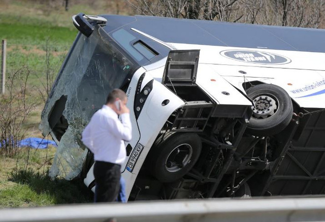 Hiện trường vụ tai nạn. (Nguồn: Reuters) Bulgaria: Ôtô đâm khiến xe buýt bị lật, gần 30 người thương vong ảnh 1
