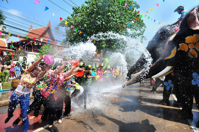Người dân Thái Lan và khách du lịch vui chơi trong Lễ Songkran ở Ayutthaya. (Nguồn: THX/TTXVN) Người dân Thái Lan tưng bừng đón Tết cổ truyền Songkran ảnh 1