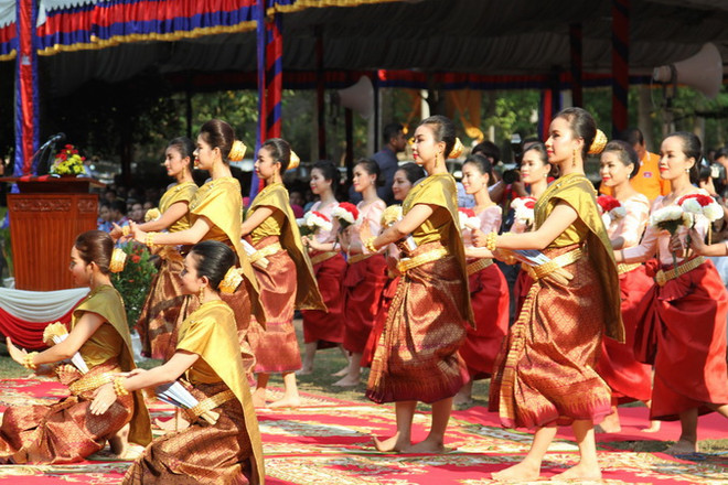Thiếu nữ biểu diễn múa truyền thống khai mạc lễ hội. (Ảnh: Nhóm phóng viên TTXVN tại Campuchia) Thủ tướng Campuchia chủ trì lễ hội Chol Chhnam Thmey tại Wangkor Wat ảnh 2