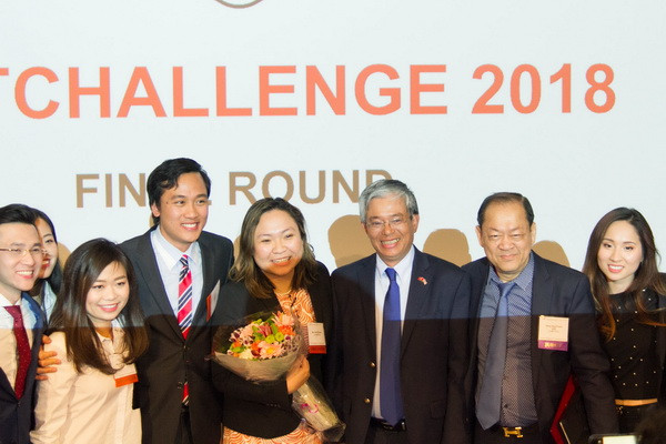 Đại sứ Phạm Quang Vinh chụp ảnh với Ban Tổ chức và các đội thi VietChallenge 2018. (Nguồn: Đại sứ quán Việt Nam tại Hoa Kỳ) Ủng hộ các sáng kiến khởi nghiệp của sinh viên Việt tại Hoa Kỳ ảnh 1