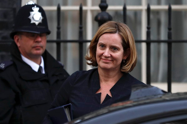 Bộ trưởng Nội vụ Anh Amber Rudd (phải) rời văn phòng ở London ngày 25/4. (Nguồn: AFP/TTXVN) Nữ Bộ trưởng Anh từ chức sau chỉ trích về người nhập cư ảnh 1